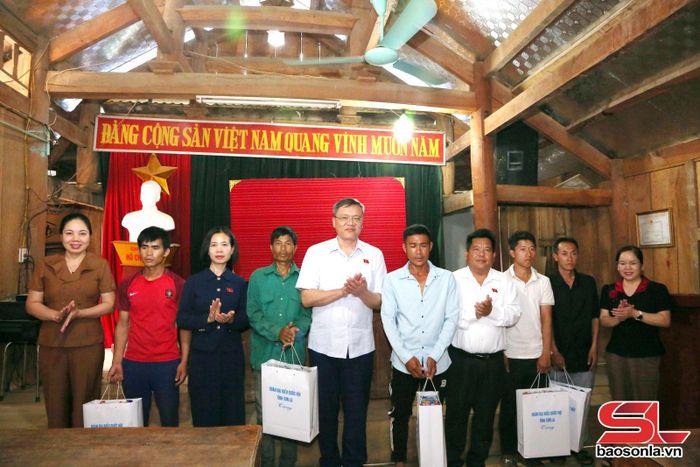 Đoàn đại biểu Quốc hội tỉnh tặng quà các hộ dân bản Tà Vàng, Co Lắc và Pa Kha 2, xã Lóng Phiêng.