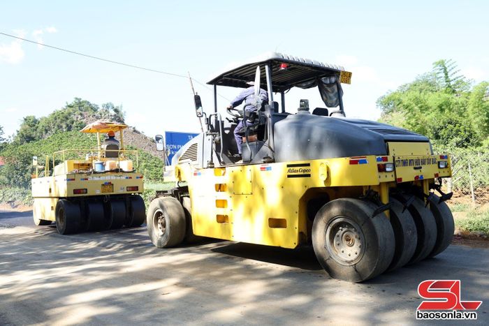 Công ty TNHH MTV Hữu Hảo Tây Bắc thi công sửa chữa hư hỏng nền, mặt đường đoạn Km44 - Km50 trên tuyến quốc lộ 6C.