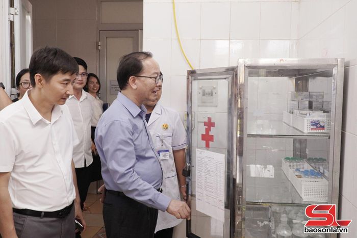 Đoàn công tác khảo sát tại Khoa Nhi, Bệnh viện Đa khoa khu vực Yên Châu.