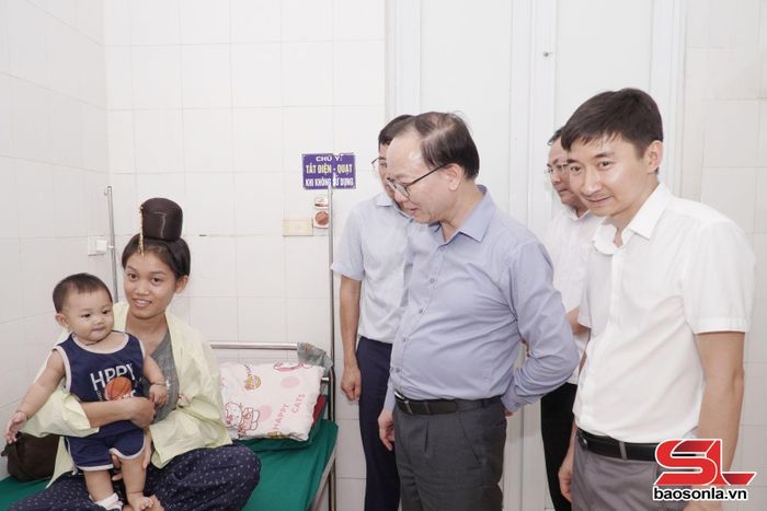 Đoàn Công tác thăm hỏi bệnh nhân điều trị tại Bệnh viện Đa khoa khu vực Yên Châu.