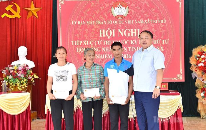 Đồng chí Chủ tịch UBND tỉnh Phan Huy Ngọc tặng quà các hộ nghèo xã Tri Phú.