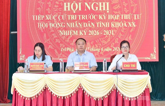 Đồng chí Phan Huy Ngọc, Chủ tịch UBND tỉnh cùng Tổ đại biểu HĐND tỉnh tiếp xúc cử tri xã Tri Phú.