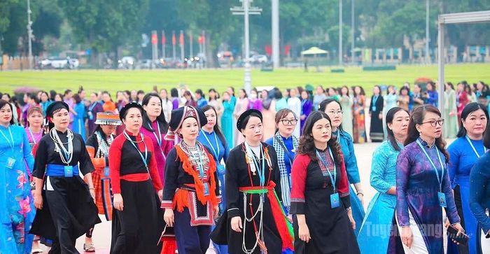 Đồng chí Vương Ngọc Hà, Ủy viên Ban Thường vụ Tỉnh ủy, Phó Chủ tịch UBND tỉnh cùng các thành viên trong Đoàn đại biểu tỉnh Tuyên Quang vào Lăng viếng Chủ tịch Hồ Chí Minh.