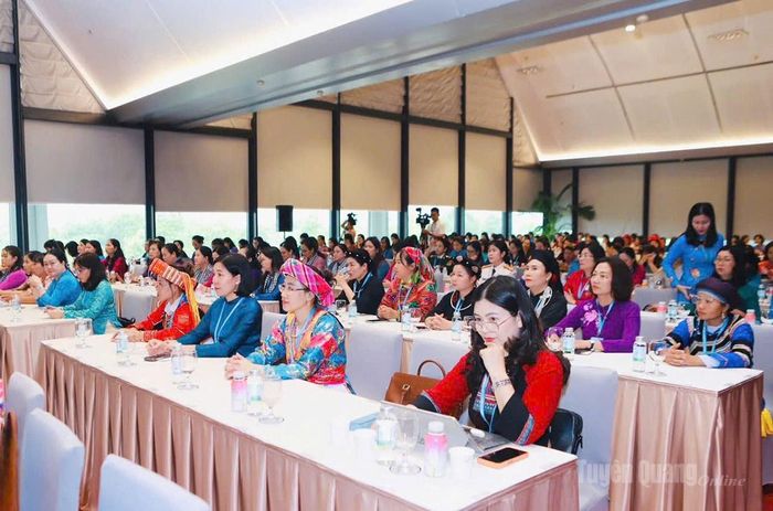 Đoàn đại biểu tỉnh Tuyên Quang tham dự phần thảo luận tại Trung tâm thảo luận số 2.