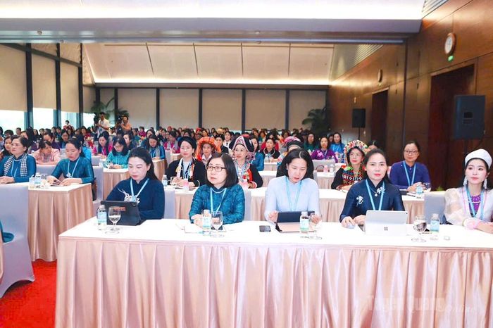 Đoàn đại biểu tỉnh Tuyên Quang tham dự phiên thảo luận tại Trung tâm thảo luận số 2.