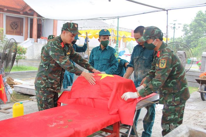 Các bước được tiến hành khẩn trương, đúng quy trình kỹ thuật, đảm bảo tôn nghiêm với từng phần mộ.
