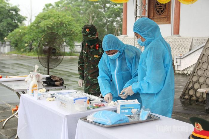 Lực lượng chức năng tiến hành lấy mẫu và số hóa thông tin hài cốt liệt sĩ.