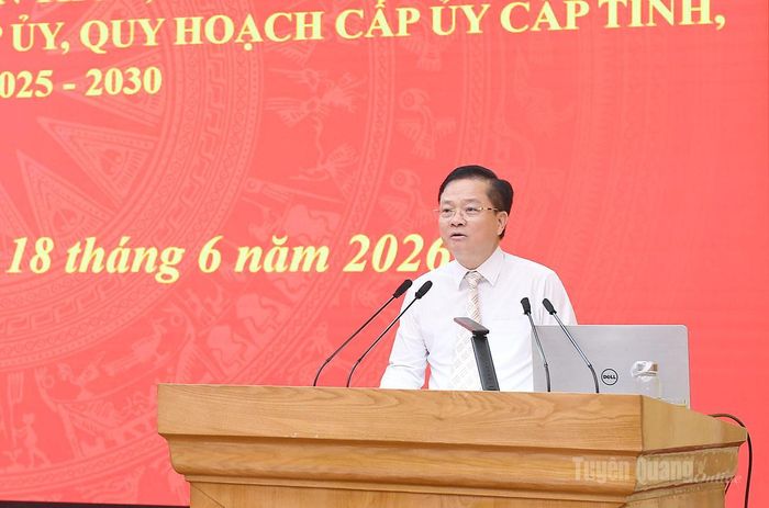 Đồng chí Trần Quang Minh, Ủy viên Ban Thường vụ Tỉnh ủy, Trưởng Ban Tổ chức Tỉnh ủy phát biểu tại buổi khai mạc lớp bồi dưỡng.