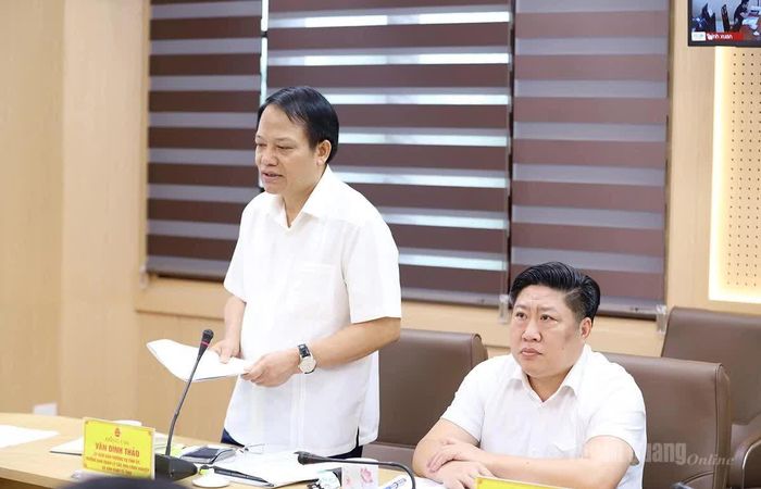 Trưởng Ban quản lý các khu công nghiệp và khu kinh tế tỉnh Vân Đình Thảo báo cáo tiến độ phát triển các khu công nghiệp trên địa bàn tỉnh.