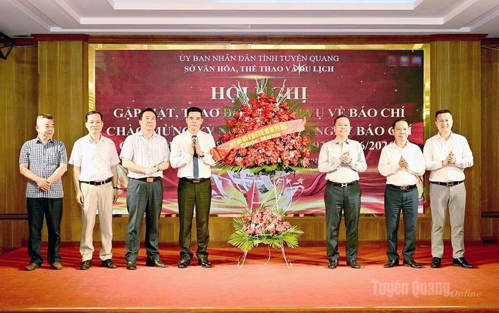 Phó Chủ tịch UBND tỉnh Đỗ Hùng Đức chúc mừng, tặng hoa cho các cơ quan báo chí tại Hội nghị gặp mặt.