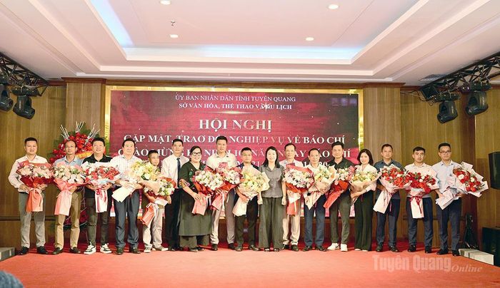 Ban tổ chức chúc mừng, tặng hoa các cơ quan báo chí.