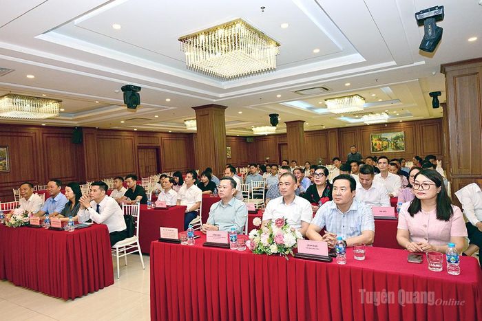 Lãnh đạo UBND tỉnh và các đại biểu dự Hội nghị Gặp mặt.