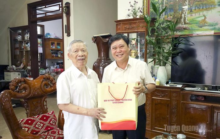 Đồng chí Mai Đức Thông, Giám đốc Báo và phát thanh, truyền hình Tuyên Quang tặng quà đồng chí Nguyễn Xuân Túc, nguyên Giám đốc Đài Phát thanh và Truyền hình tỉnh Tuyên Quang.
