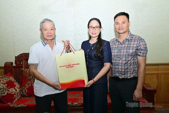 Đồng chí Tăng Thị Hà, Phó Giám đốc Báo và phát thanh, truyền hình Tuyên Quang thăm, tặng quà đồng chí Ma Xuân Quang, nguyên Giám đốc Đài Phát thanh và Truyền hình Tuyên Quang. Ảnh: Quang Hòa
