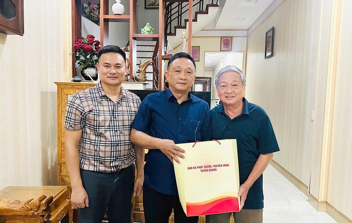 Đồng chí Trần Việt Tuyên, Phó Giám đốc Báo và phát thanh, truyền hình Tuyên Quang đến thăm, tặng quà đồng chí Nguyễn Việt Thanh, nguyên Tổng Biên tập Báo Tuyên Quang.