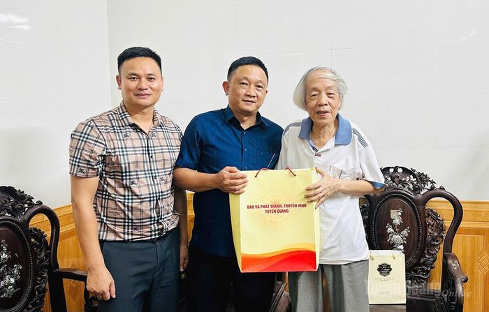 Đồng chí Trần Việt Tuyên, Phó Giám đốc Báo và phát thanh, truyền hình Tuyên Quang thăm đồng chí Nguyễn Văn Mạch, nguyên Tổng Biên tập Báo Tuyên Quang. 