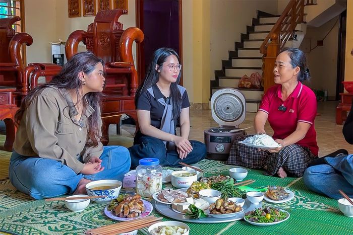 Người dân địa phương chia sẻ với các sinh viên Khoa Quốc tế, Đại học Thái Nguyên về các sản phẩm làm từ gạo Phương Bá nức danh với câu truyền miệng: "Cơm Phương Bá, cá Bình Long".