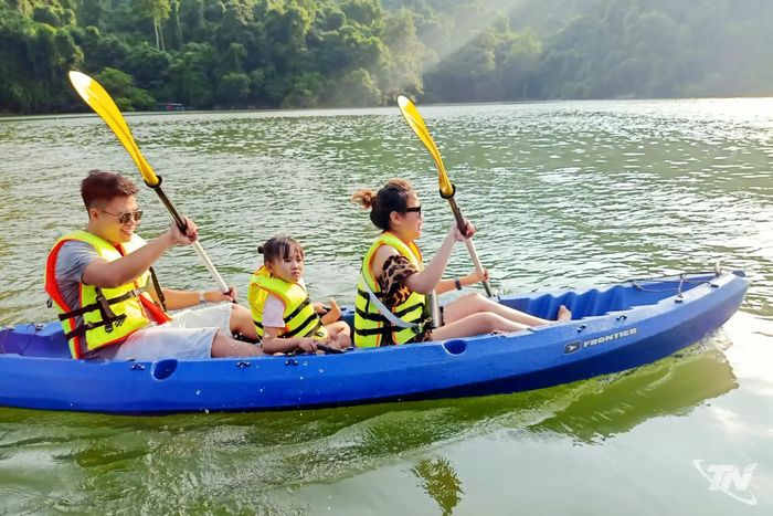 Du khách trải nghiệm chèo thuyền kayak trên hồ Ba Bể, một trong những sản phẩm du lịch hấp dẫn của địa phương.