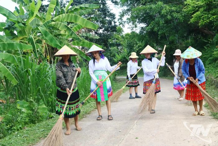 Bà con người Mông xóm Phú Thọ (xã Vô Tranh) thường xuyên tham gia vệ sinh môi trường.