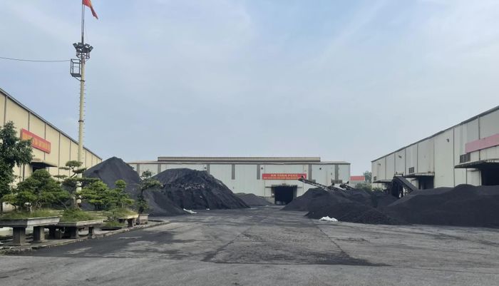 Kho hàng chứa quặng tại Công ty TNHH Trung Thành, phường Bách Quang.