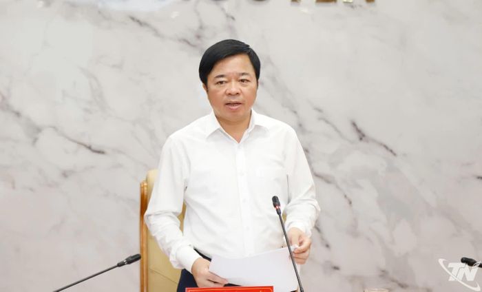 Đồng chí Bùi Văn Lương, Phó Bí thư Tỉnh ủy, Bí thư Đảng ủy, Chủ tịch HĐND tỉnh phát biểu tại hội nghị.