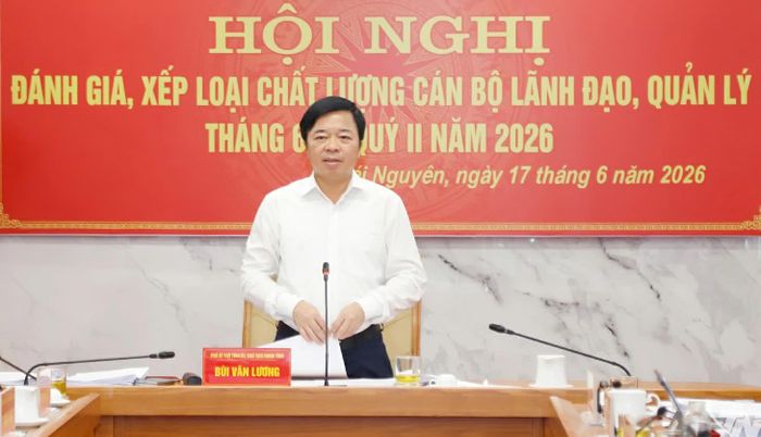 Đồng chí Bùi Văn Lương phát biểu tại Hội nghị.