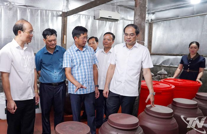 Đồng chí Bí thư Tỉnh ủy Trịnh Xuân Trường và Đoàn công tác khảo sát mô hình sản xuất rượu men lá Thuận Lượm của Hợp tác xã OCOP Quế Thanh.