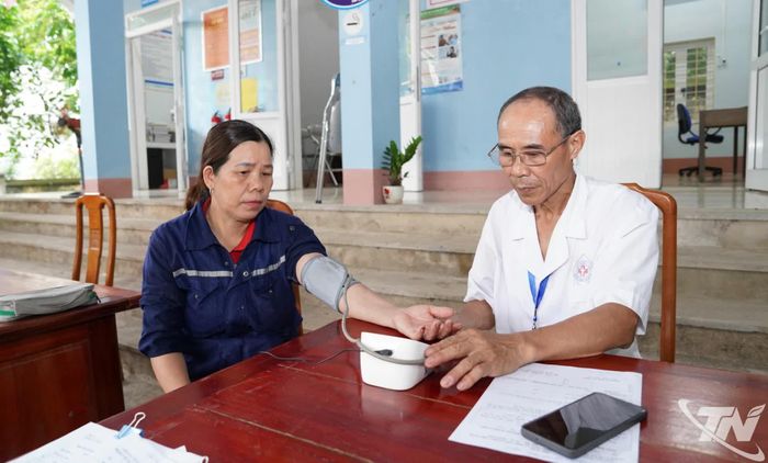 Người dân được khám sức khỏe định kỳ và khám sàng lọc miễn phí tại Trạm Y tế xã Trần Phú.