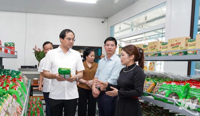 Đồng chí Bí thư Tỉnh ủy thăm khu trưng bày sản phẩm miến dong của Hợp tác xã Tài Hoan, xã Côn Minh.