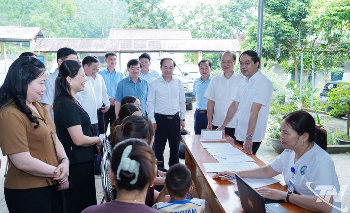 Đồng chí Bí thư Tỉnh ủy Trịnh Xuân Trường kiểm tra công tác khám, chữa bệnh cho người dân tại Trạm Y tế xã Trần Phú.
