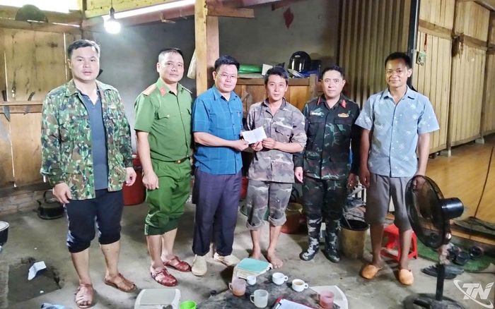 Lãnh đạo UBND xã Bằng Thành đã đến thăm hỏi, động viên một hộ gia đình ở thôn Khuổi Khí bị thiệt hại về tài sản.