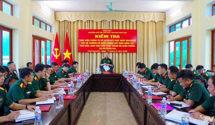 Thiếu tướng Dương Văn Quang, Phó Chính ủy Quân khu 1 phát biểu kết luận kiểm tra tại Sư đoàn 346.