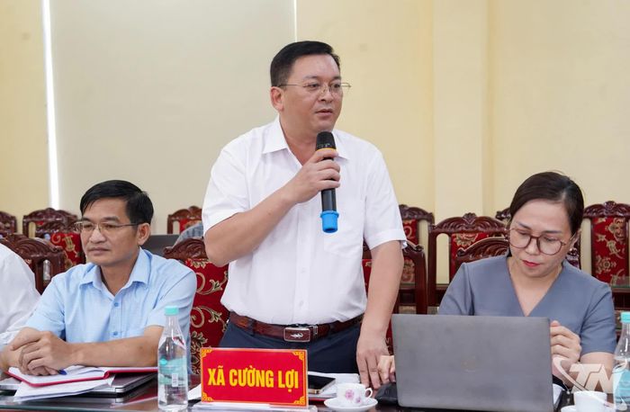 Lãnh đạo các xã phát biểu tại Hội nghị.