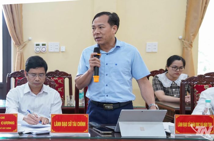 Lãnh đạo các sở, ngành phát biểu.