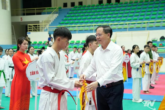 Ban Tổ chức trao cờ lưu niệm cho các đoàn vận động viên.