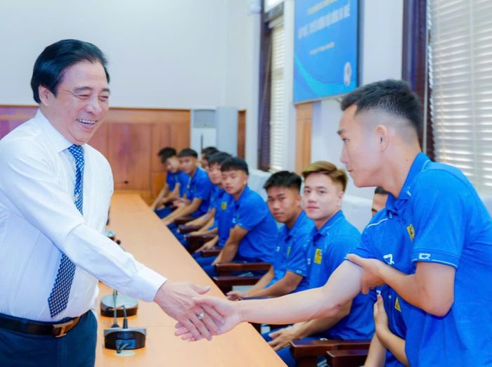 Chủ tịch UBND thành phố Huế Nguyễn Khắc Toàn chúc mừng, biểu dương các cầu thủ sau thành tích xuất sắc ở mùa giải vừa qua