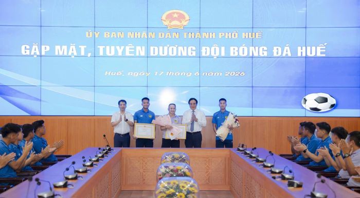 Lãnh đạo thành phố tặng Bằng khen cho tập thể BHL, CLB Bóng đá Huế
