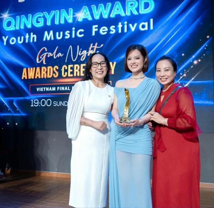 Bác sĩ Ngô Kim Thanh (áo đỏ tay phải) mẹ ruột ca sĩ, bác sĩ Sunny Đan Ngọc cũng có mặt chúc mừng con gái.