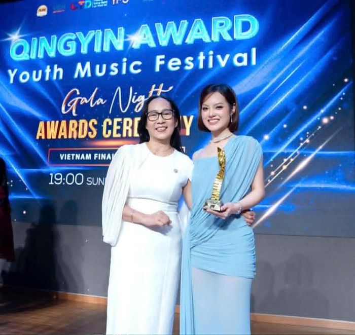 Tiến sĩ - giảng viên thanh nhạc Nhạc viện TP. Hồ Chí Minh - Khánh Trang chúc mừng Sunny Đan Ngọc.