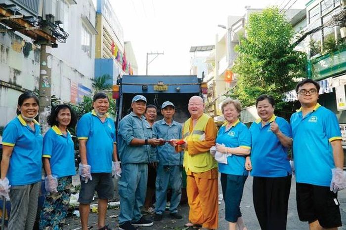 Hòa thượng Thích Duy Trấn tặng quà các công nhân vệ sinh môi trường