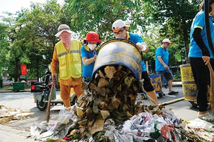 Hòa thượng Thích Duy Trấn cùng các thành viên CLB Hành Trình Xanh quét đường, dọn rác