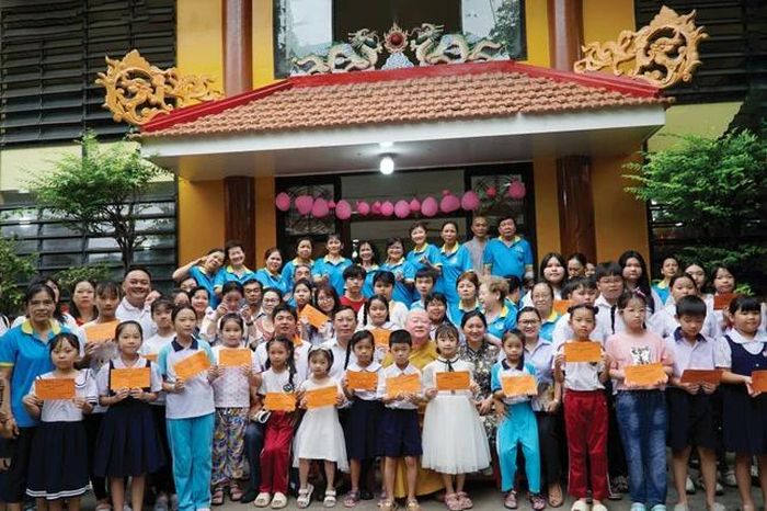 Hoạt động phát học bổng cho con, em thành viên CLB được diễn ra trước thềm năm học mới mỗi năm