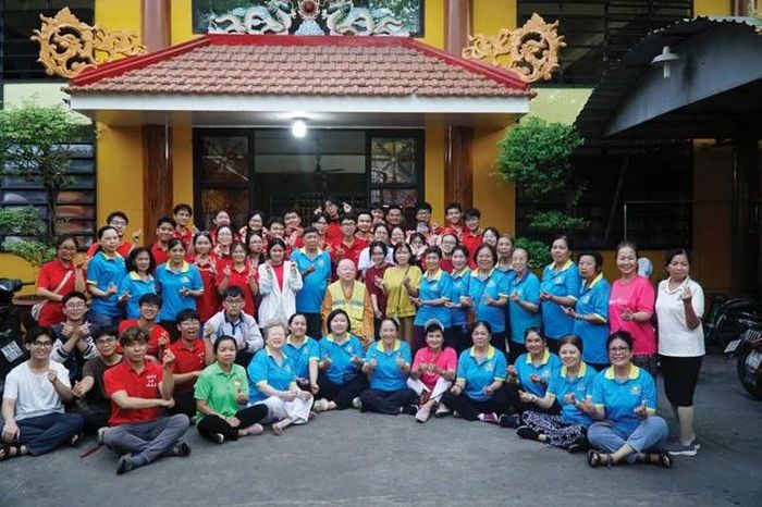 Sinh viên Trường Đại học Y Dược TP.HCM tham gia vệ sinh đường phố và lưu niệm cùng CLB Hành Trình Xanh chùa Liên Hoa