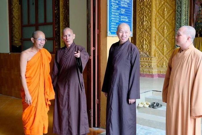 Chư tôn đức Ban Trị sự khảo sát khu vực đón tiếp đại biểu Phật giáo Nam tông Khmer tại chùa Thôn Dôn