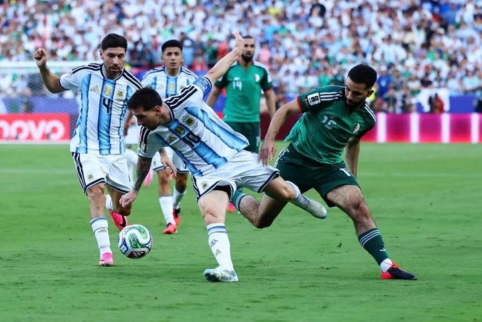 Messi bị theo kèm rất rát trong trận đấu với Algeria.