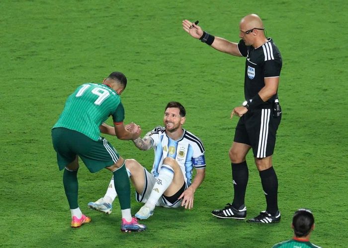 Messi lập loạt kỷ lục sau chiến thắng trước Algeria.