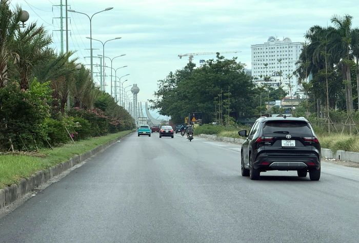 Mặt đường được tham lại tạo sự êm thuận cho các phương tiện lưu thông trên đường tránh phía Đông quốc lộ 1 TP Thanh Hóa (cũ).