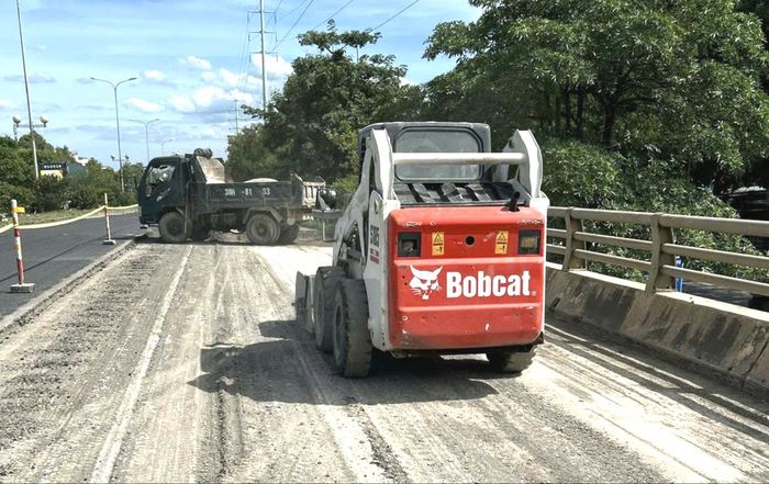 Nhà thầu đang tiến hành cào bóc lớp bê tông nhựa trên tuyến đường tránh, đoạn qua phường Quảng Phú, tỉnh Thanh Hóa.