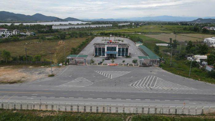 Đây là bến xe thứ tư được đầu tư xây dựng tại khu vực đô thị Vinh, bên cạnh Bến xe phía Bắc Vinh (đưa vào hoạt động từ năm 2018), Bến xe Miền Trung (hoạt động năm 2017) ở phía Tây và Bến xe phía Đông (năm 2019). Bến được xem là mảnh ghép quan trọng, cũng là điểm nhấn mới trong hệ thống giao thông tĩnh của tỉnh Nghệ An.