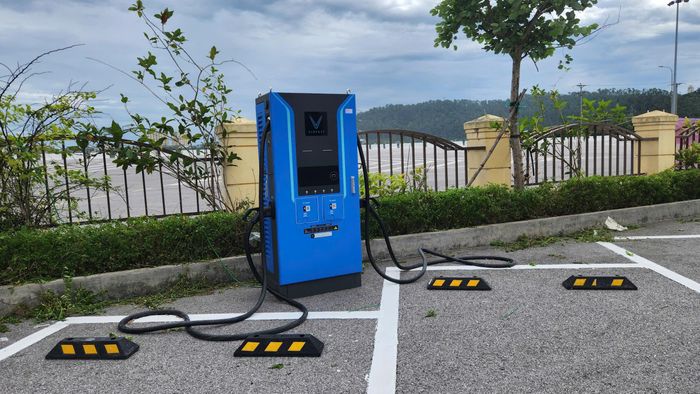 Bến cũng bố trí các trạm sạc dành riêng cho xe ô tô điện, mang đến nhiều tiện ích cho khách hàng.